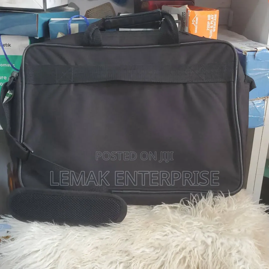 HP Essential Top Load Case a Classic, Durable Briefcase-Style Shoulder
