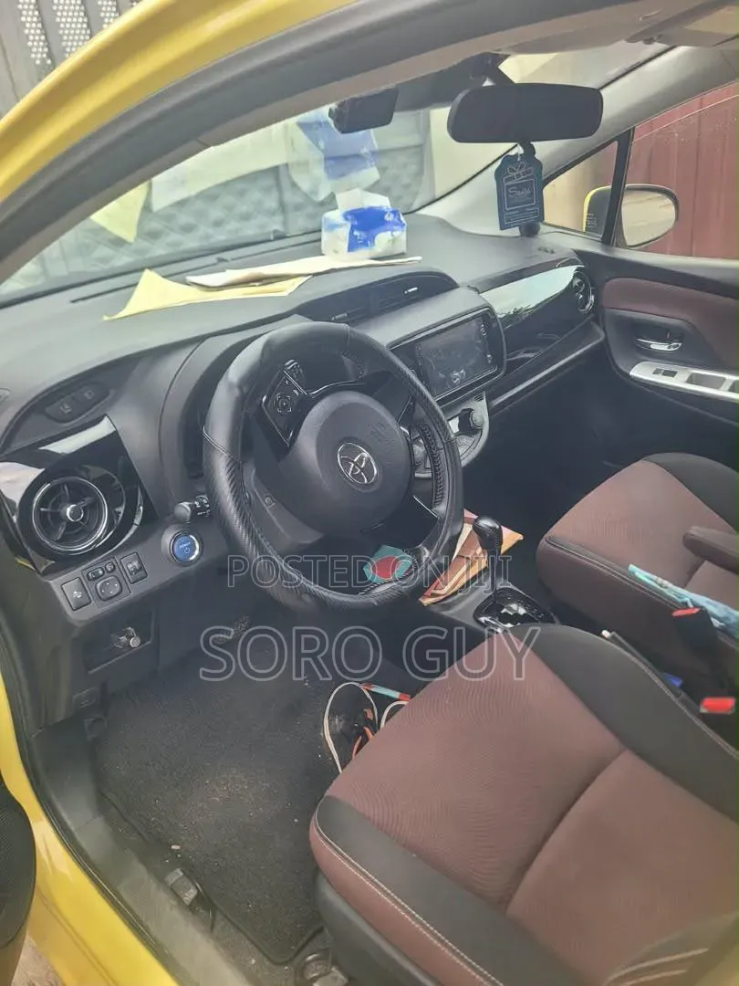 Toyota Vitz 2017 Yellow