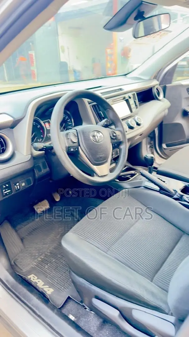 Toyota RAV4 LE AWD (2.5L 4cyl 6A) 2017 Silver