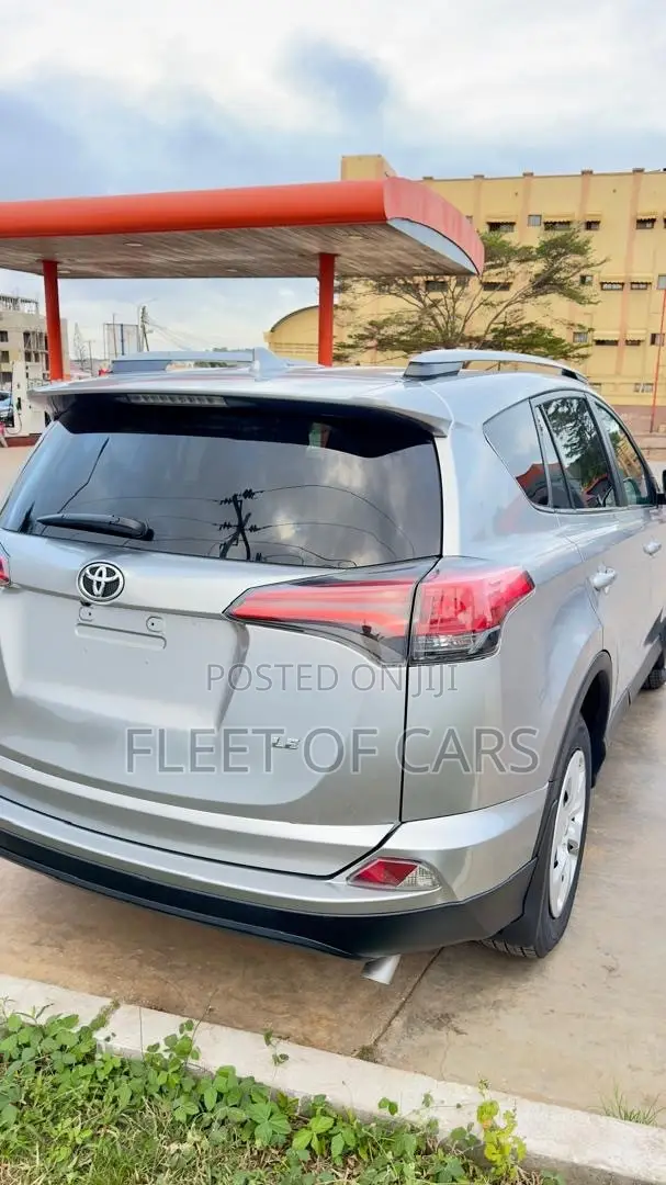 Toyota RAV4 LE AWD (2.5L 4cyl 6A) 2017 Silver