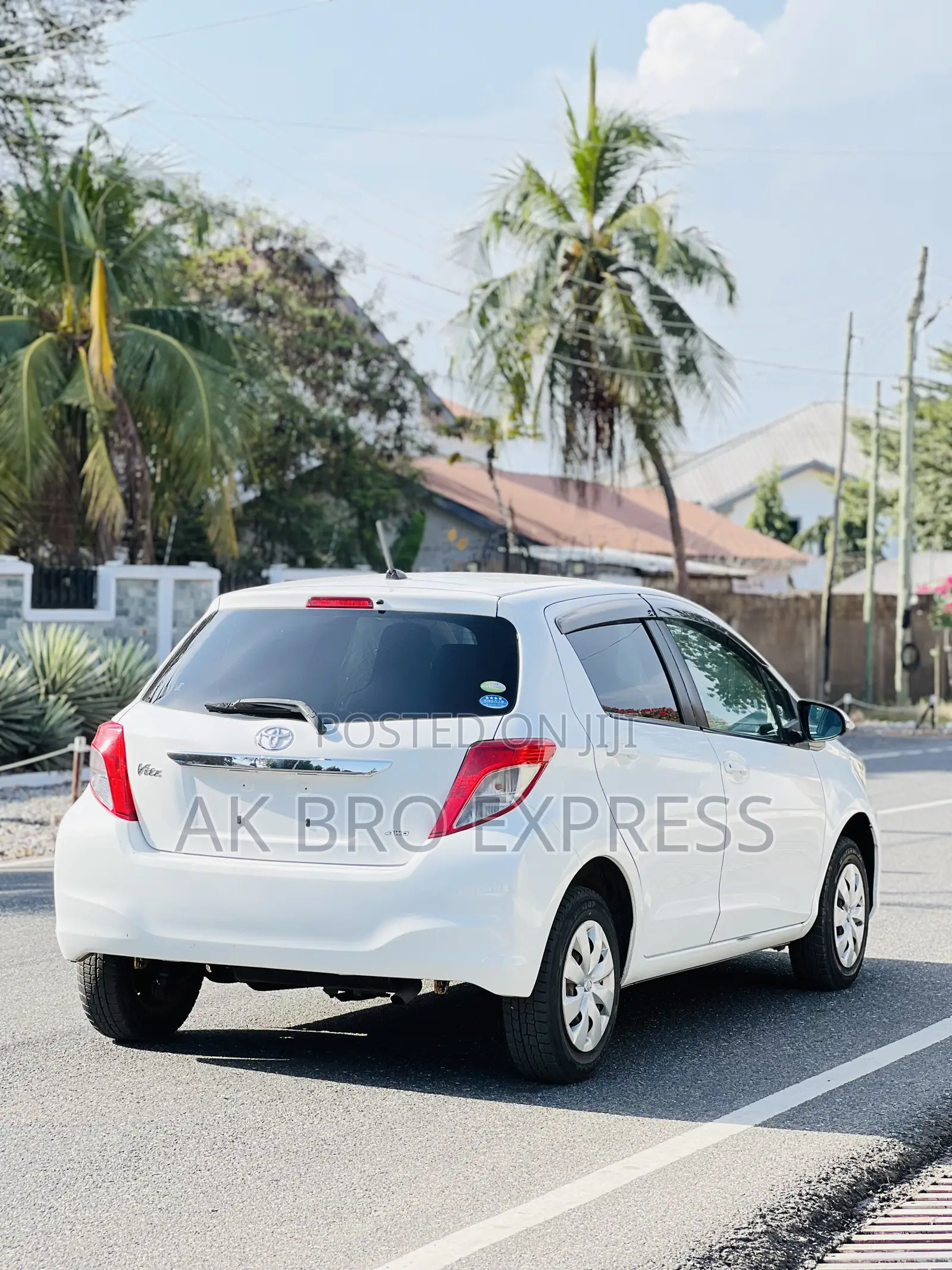 Toyota Vitz 1.3 AWD 5dr 2013 White
