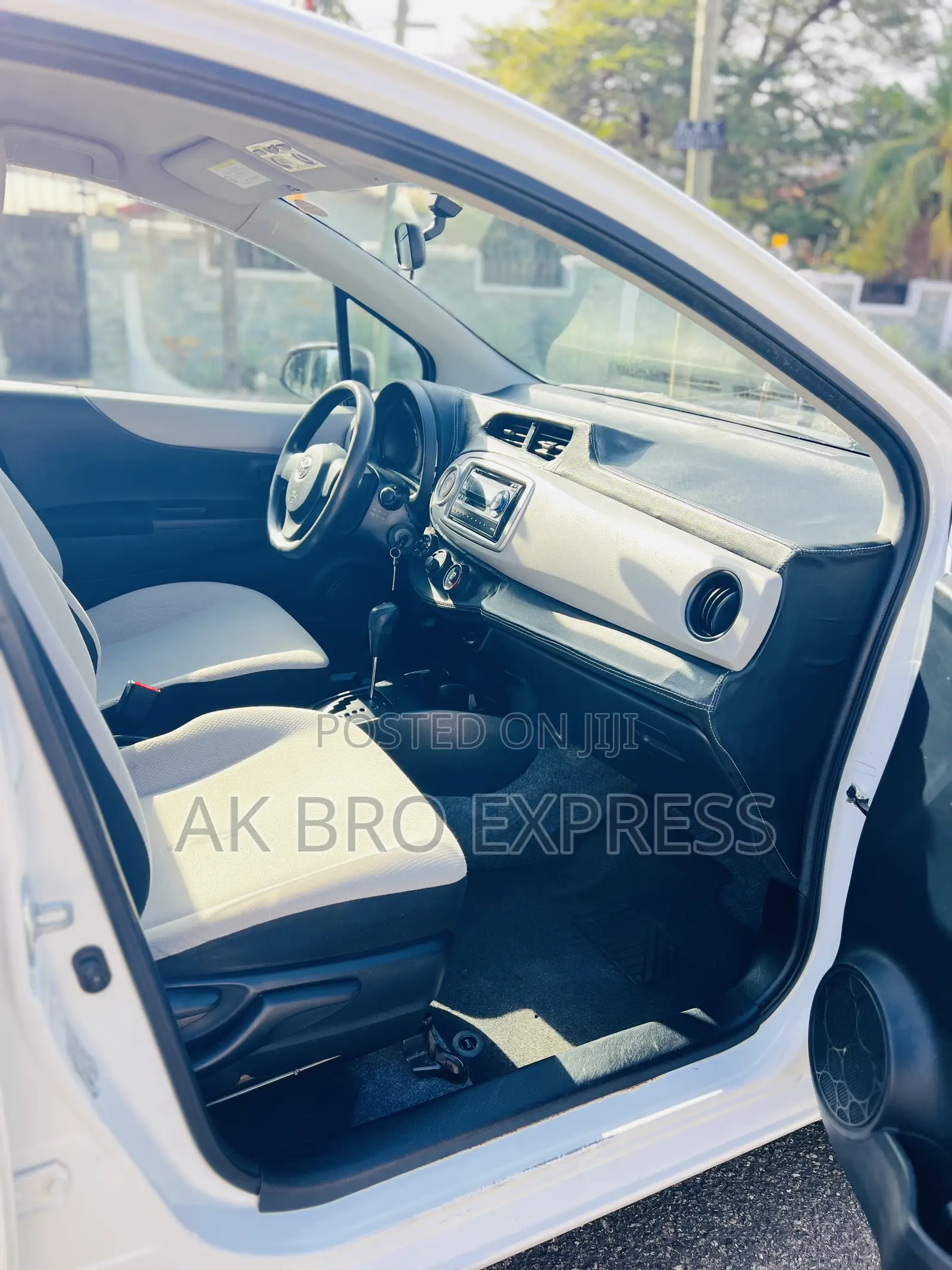Toyota Vitz 1.3 AWD 5dr 2013 White