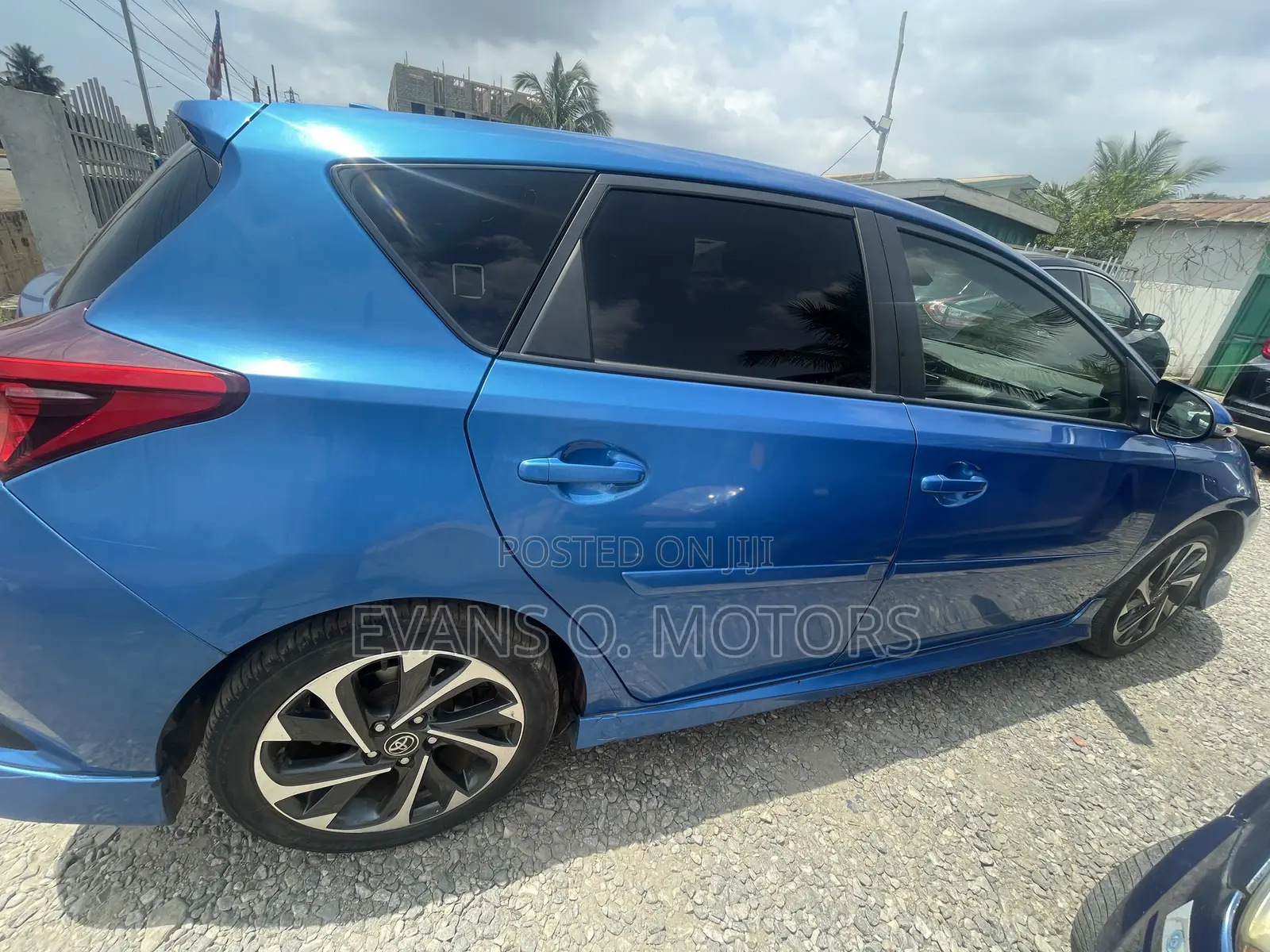 Toyota Corolla L (1.8L 4cyl 2A) 2018 Blue