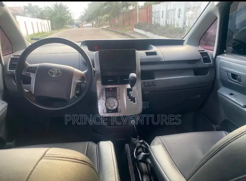Toyota Voxy 2013 Black