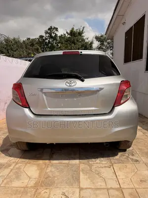 Toyota Vitz 1.3 FWD 5dr 2012 Silver