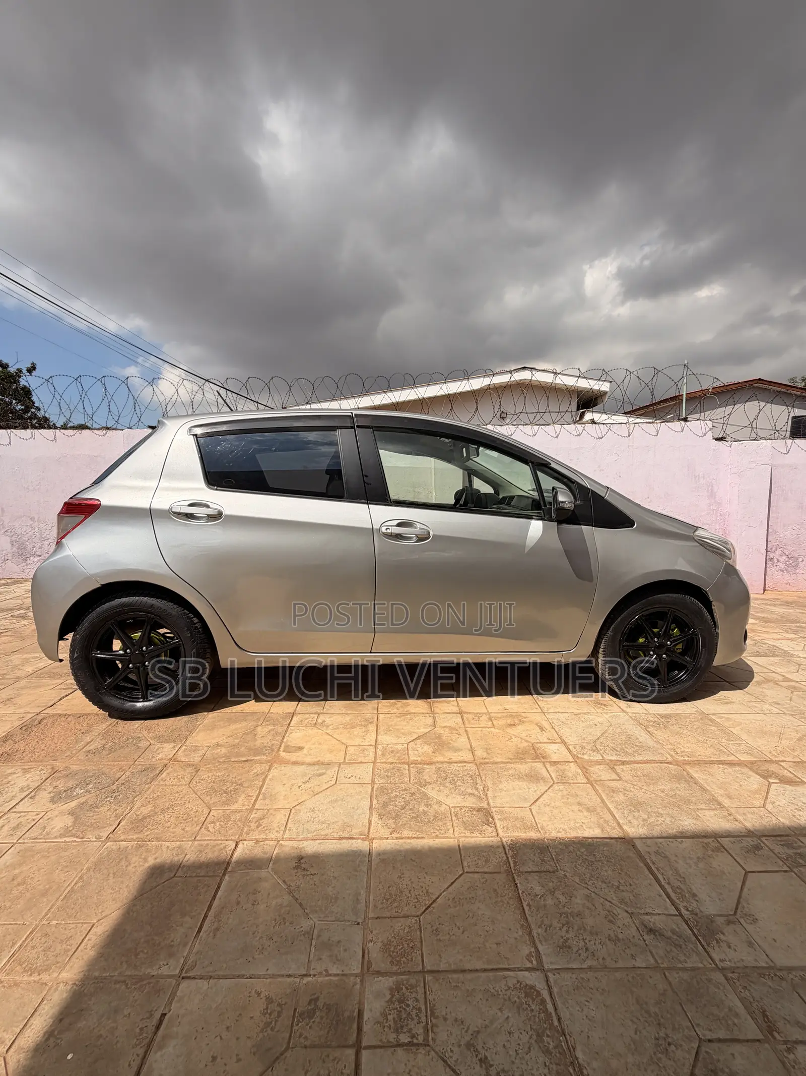 Toyota Vitz 1.3 FWD 5dr 2012 Silver