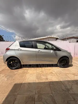 Toyota Vitz 1.3 FWD 5dr 2012 Silver