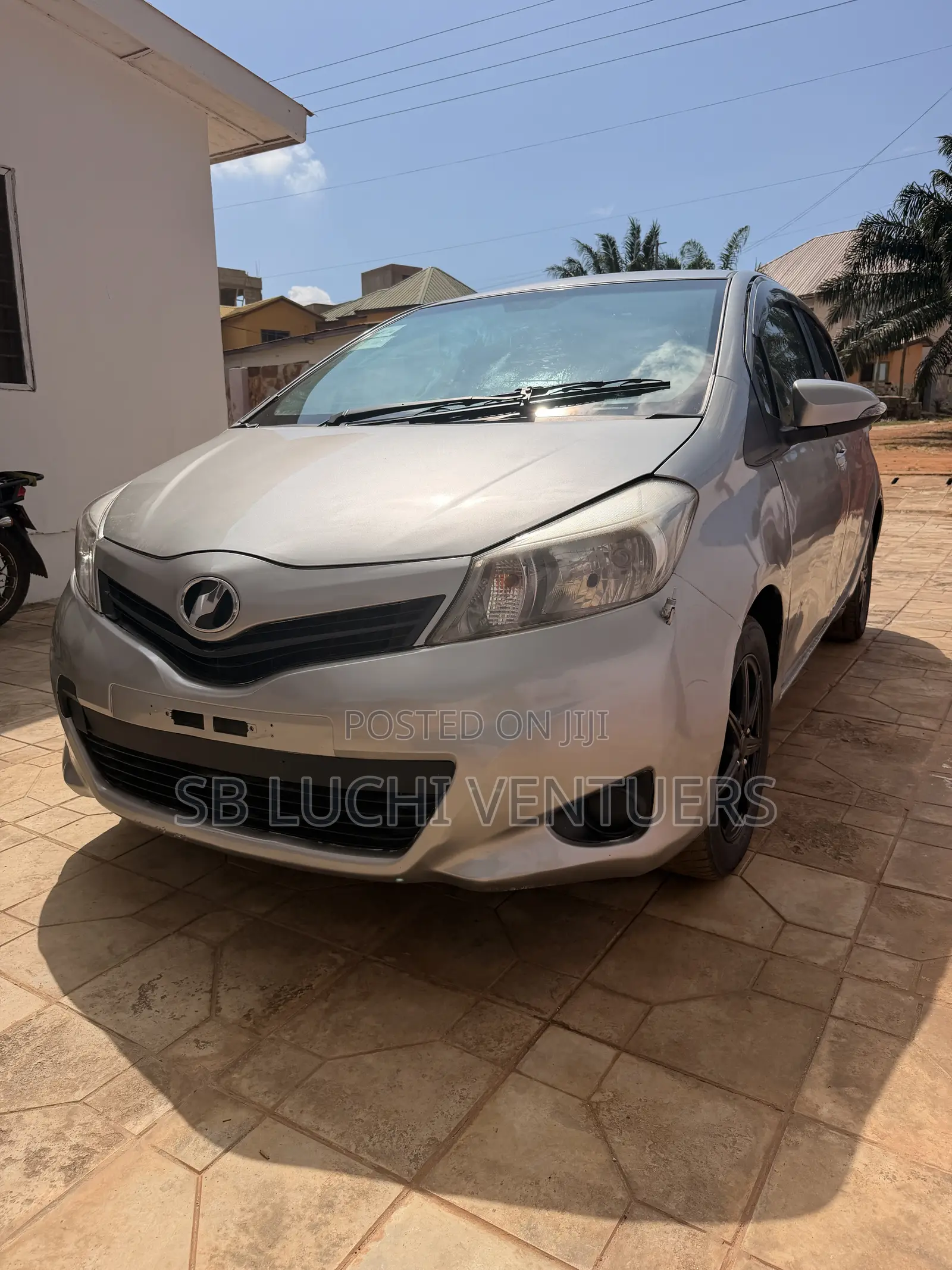Toyota Vitz 1.3 FWD 5dr 2012 Silver