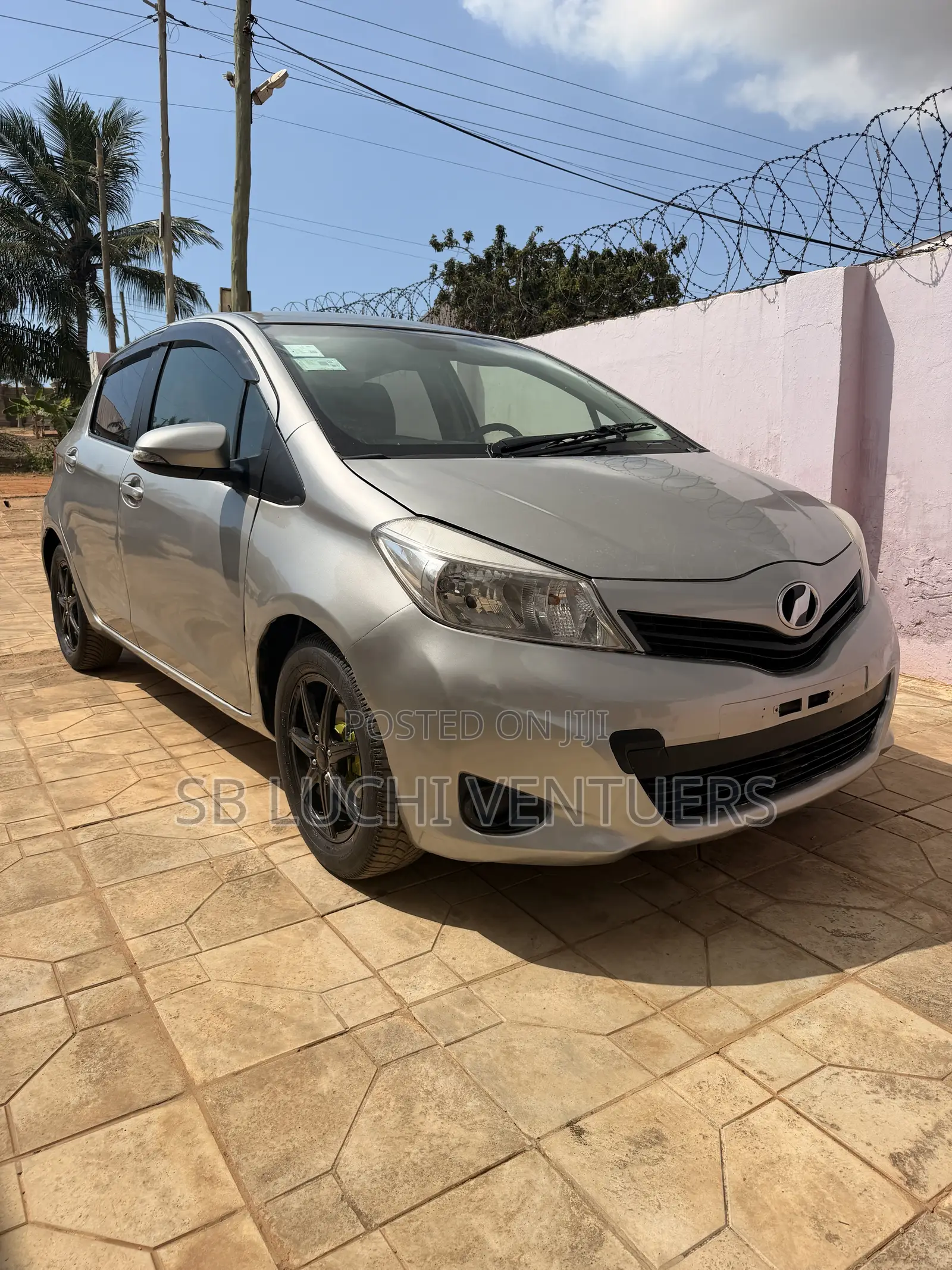 Toyota Vitz 1.3 FWD 5dr 2012 Silver