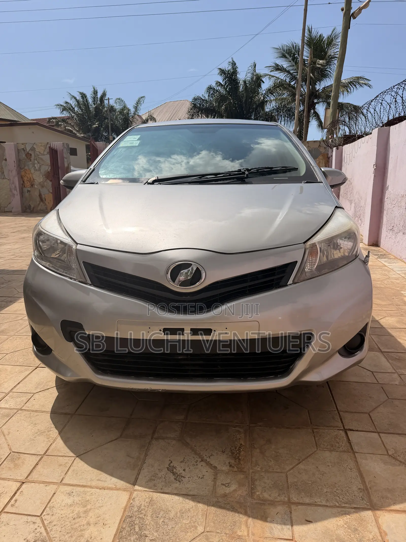 Toyota Vitz 1.3 FWD 5dr 2012 Silver