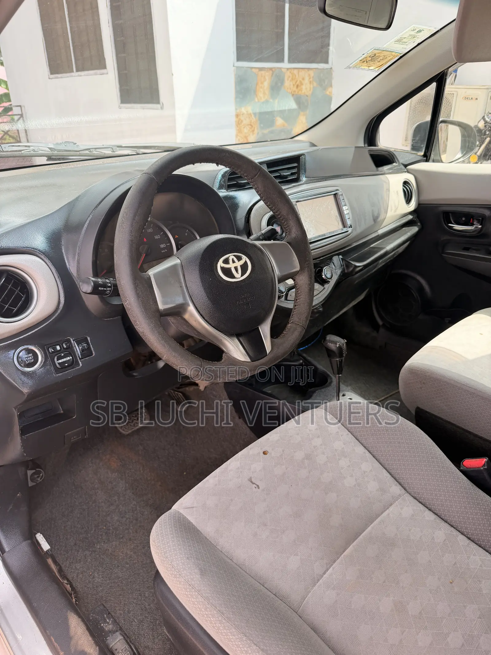 Toyota Vitz 1.3 FWD 5dr 2012 Silver