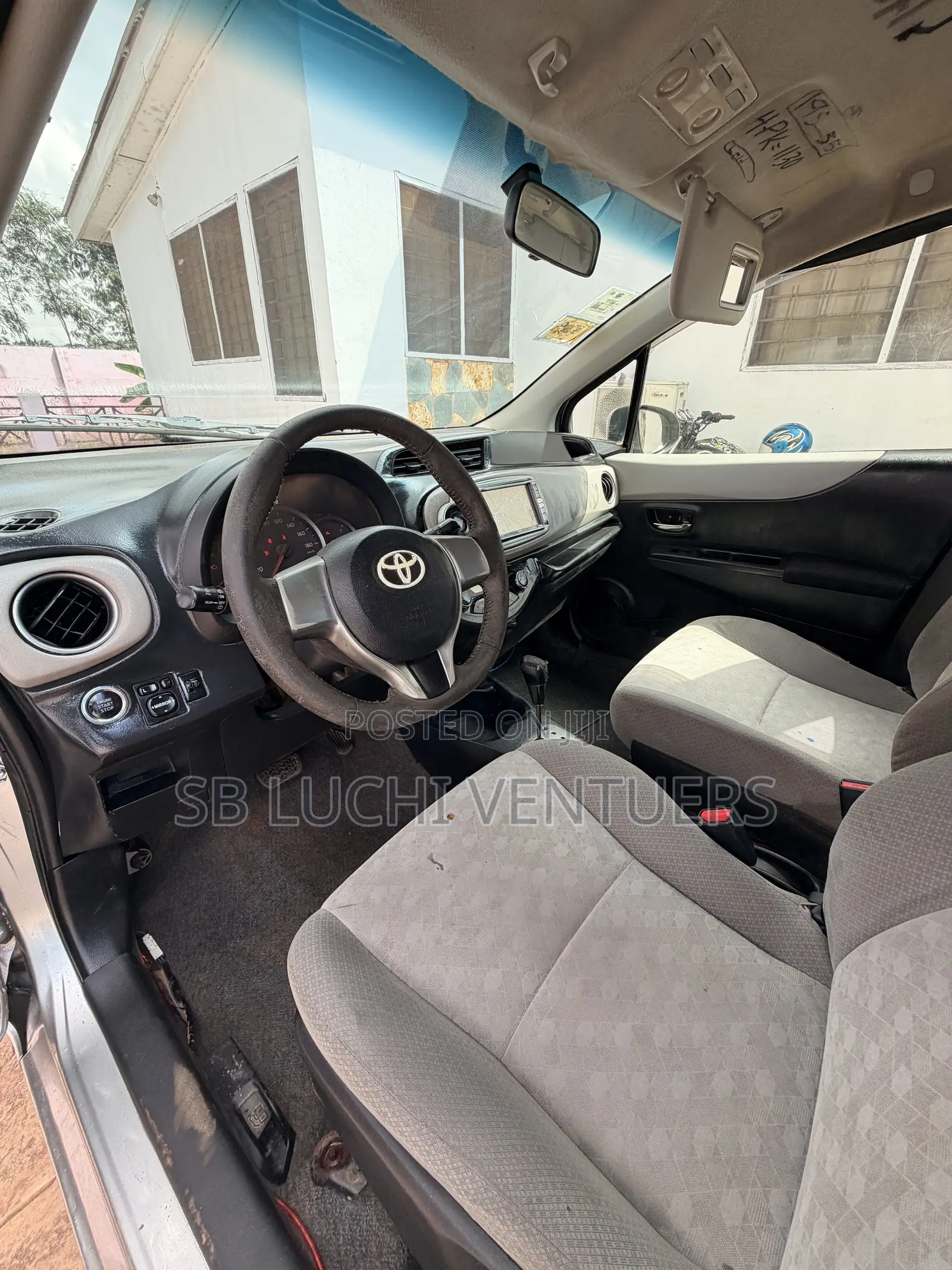 Toyota Vitz 1.3 FWD 5dr 2012 Silver