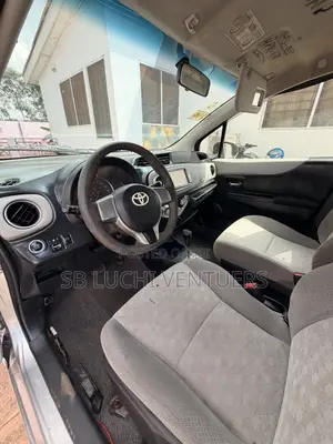 Toyota Vitz 1.3 FWD 5dr 2012 Silver
