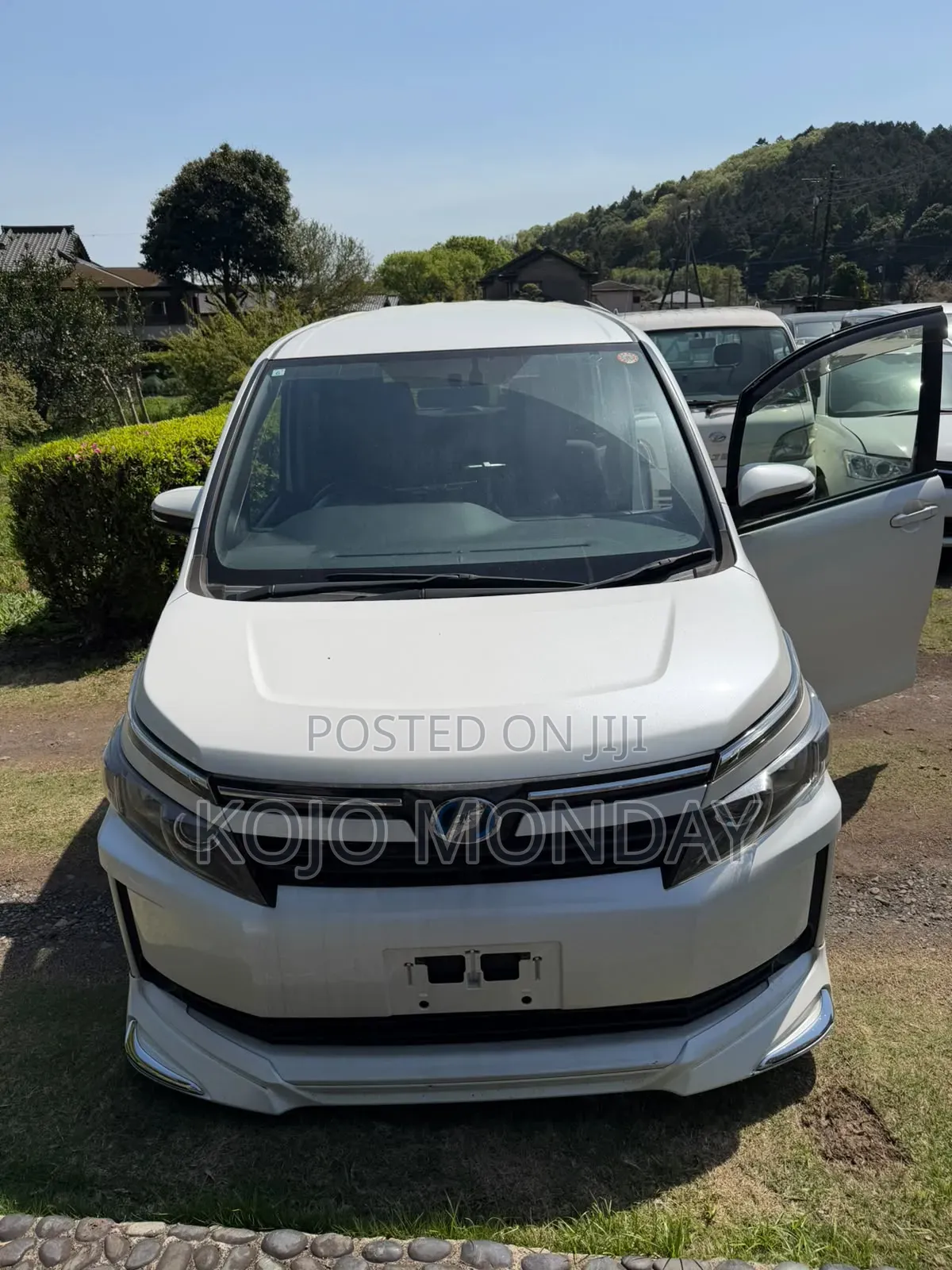 Toyota Voxy Hybrid X 2WD 7-Seater 2015 White