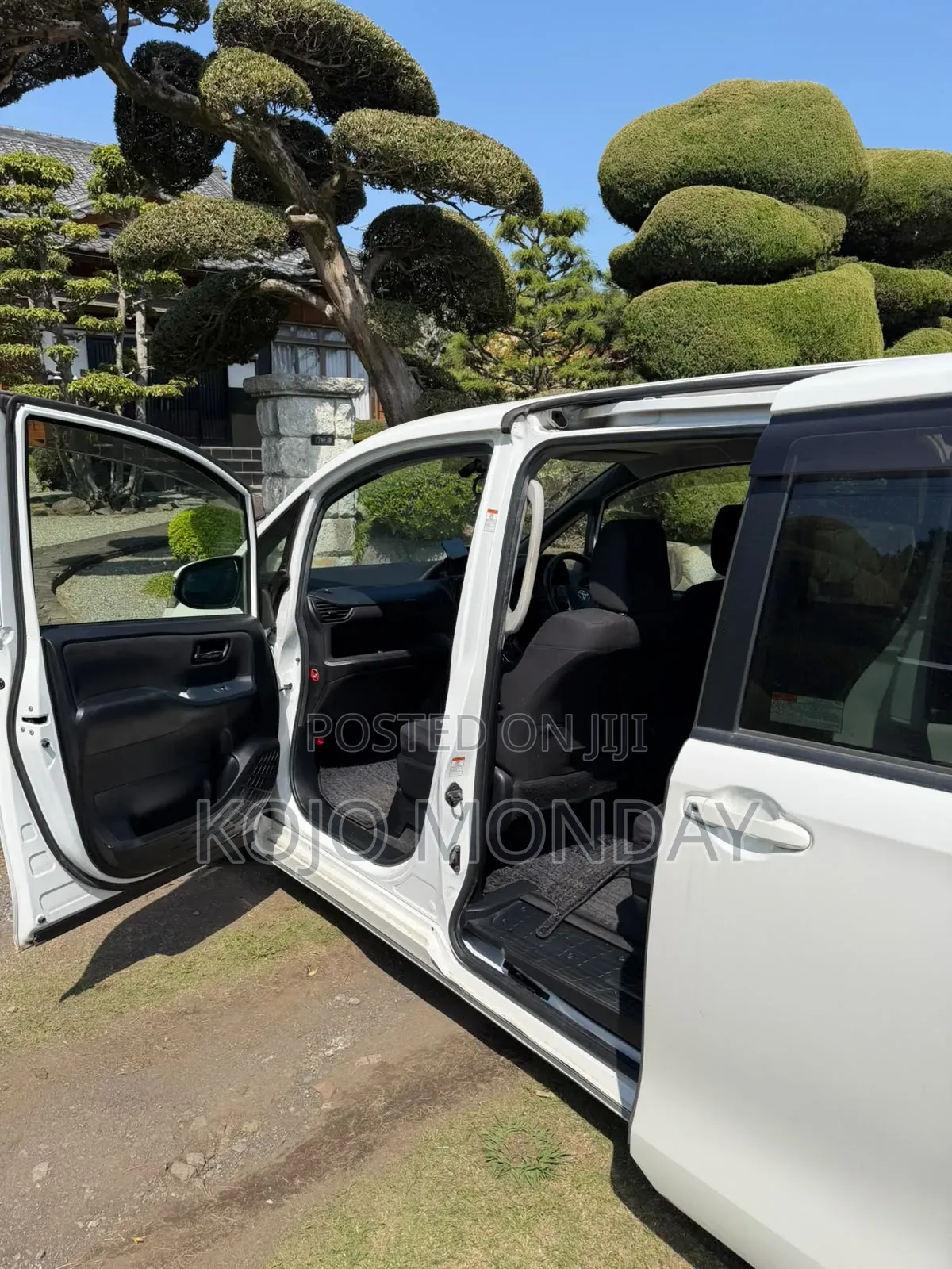 Toyota Voxy Hybrid X 2WD 7-Seater 2015 White