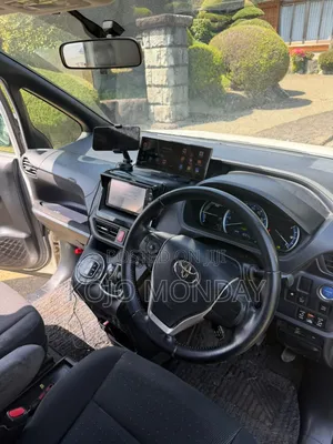 Toyota Voxy Hybrid X 2WD 7-Seater 2015 White