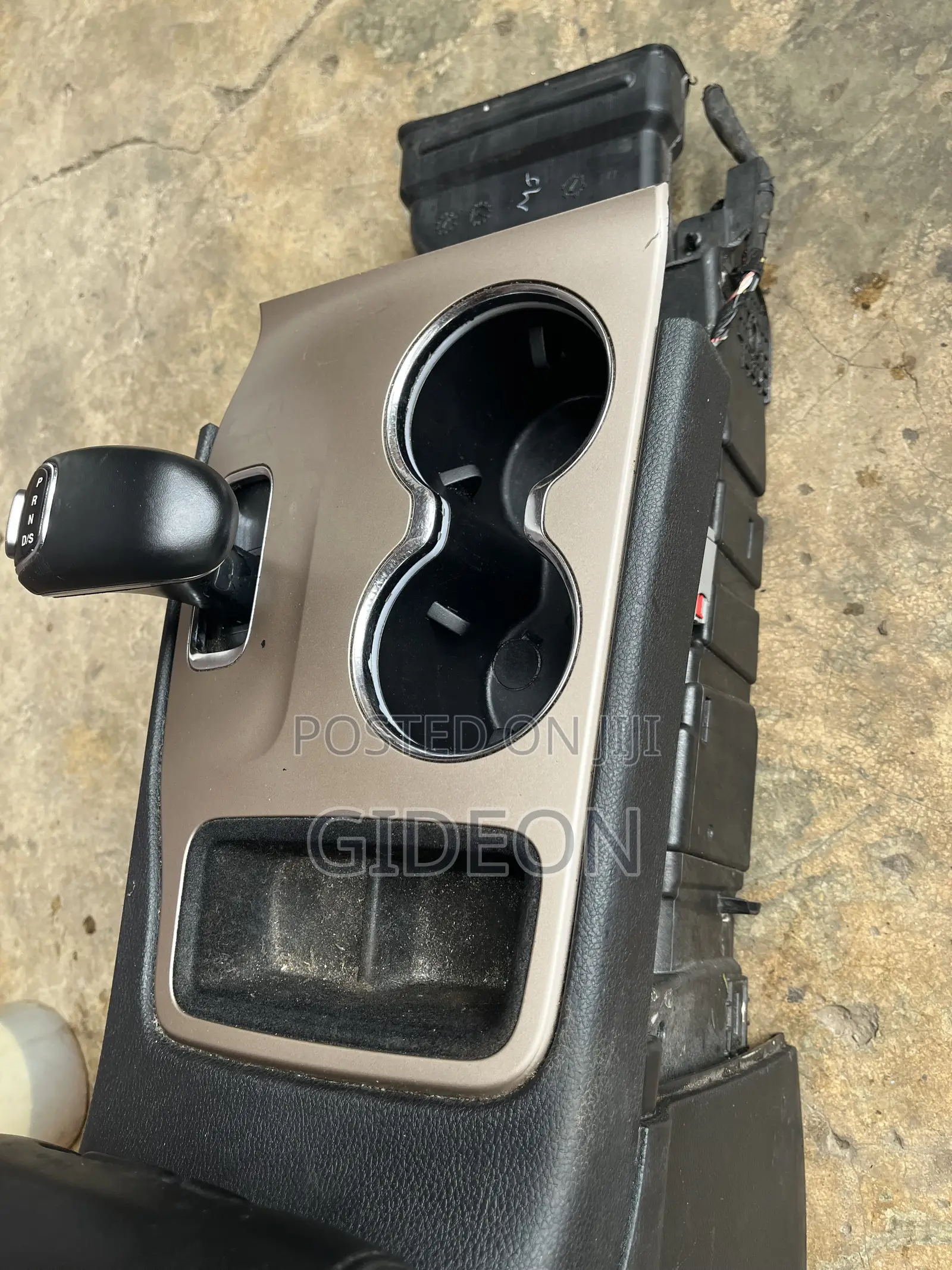 Jeep Cherokee 2016 Automatic Gear Lever Complete With Arm Rest