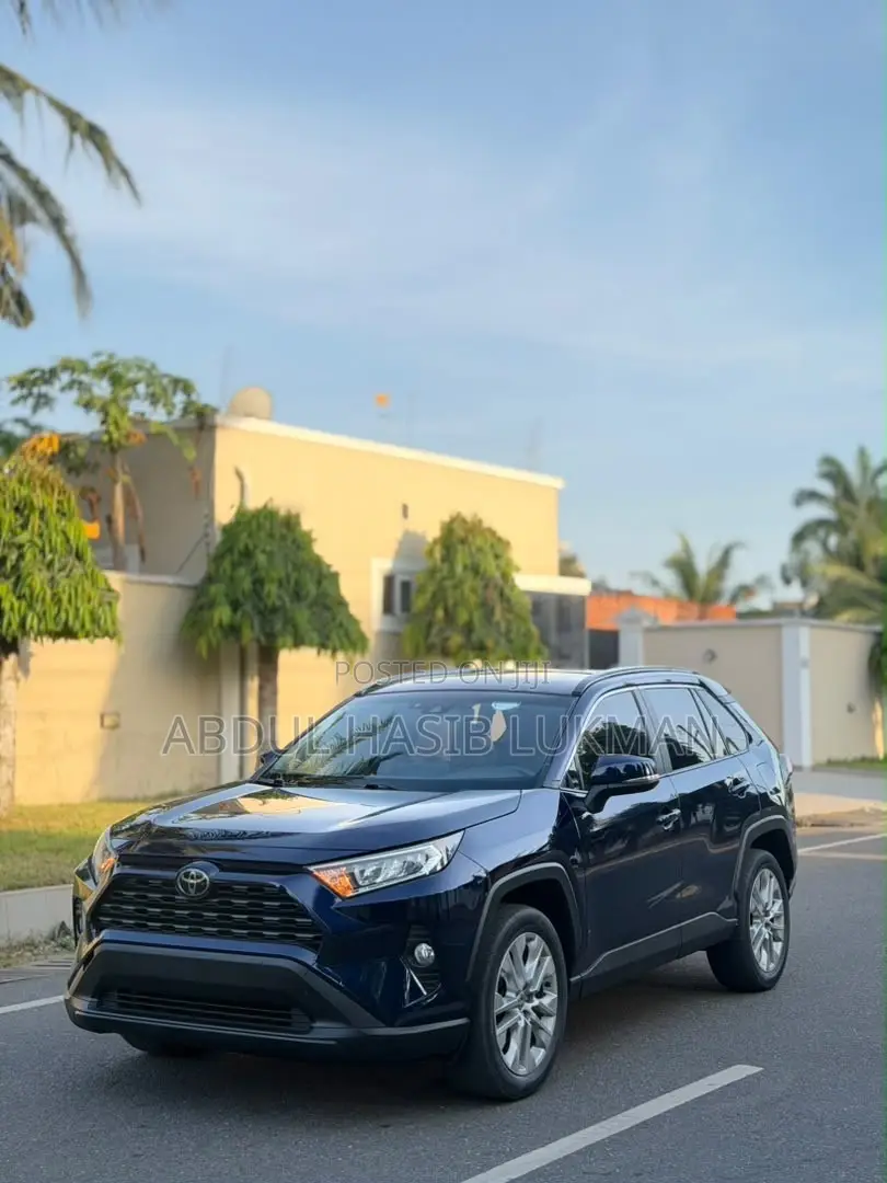 Toyota RAV4 XLE Premium 2021 Blue