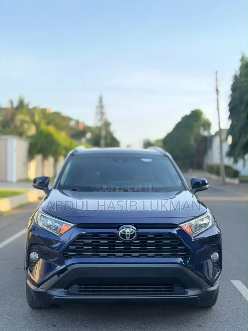 Toyota RAV4 XLE Premium 2021 Blue
