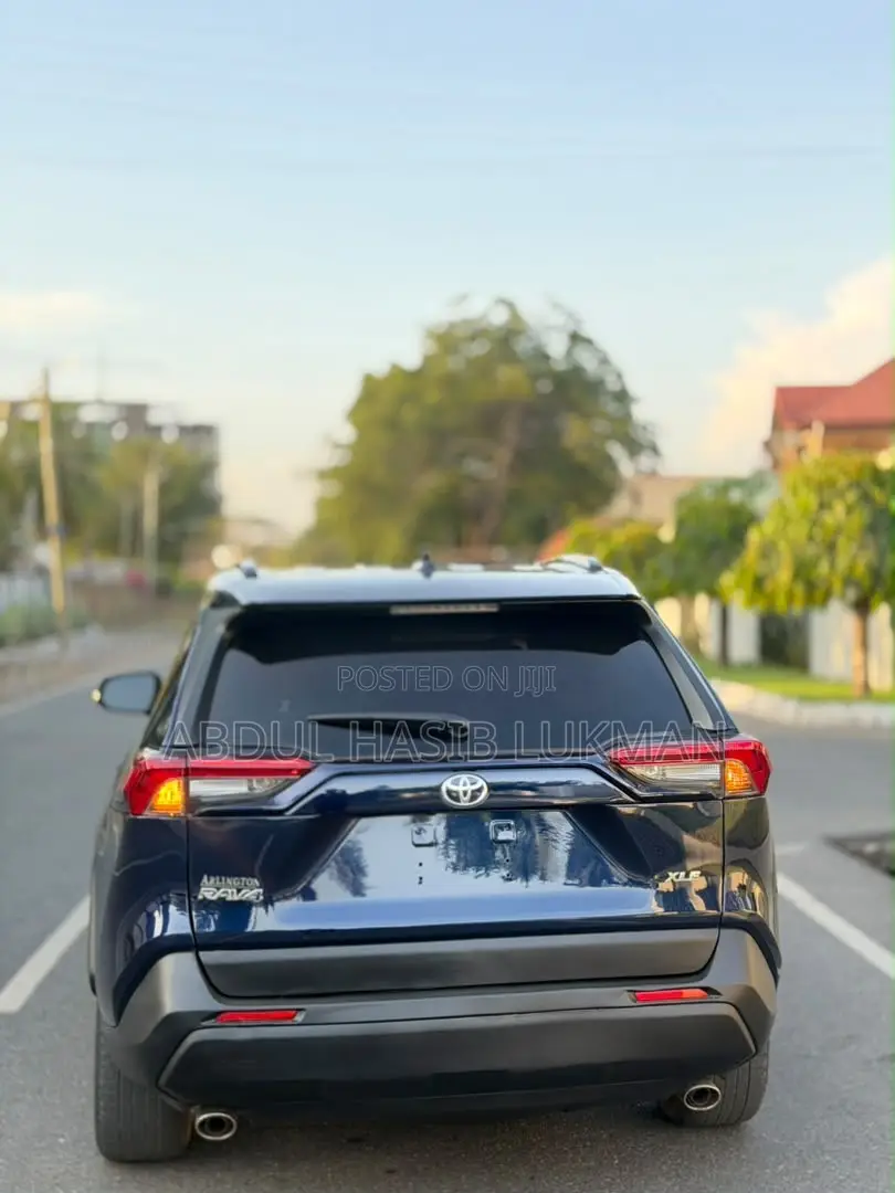 Toyota RAV4 XLE Premium 2021 Blue