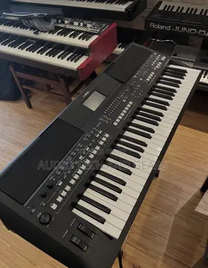 Yamaha PSR SX-600 Arranger Workstation Keyboard With Bag