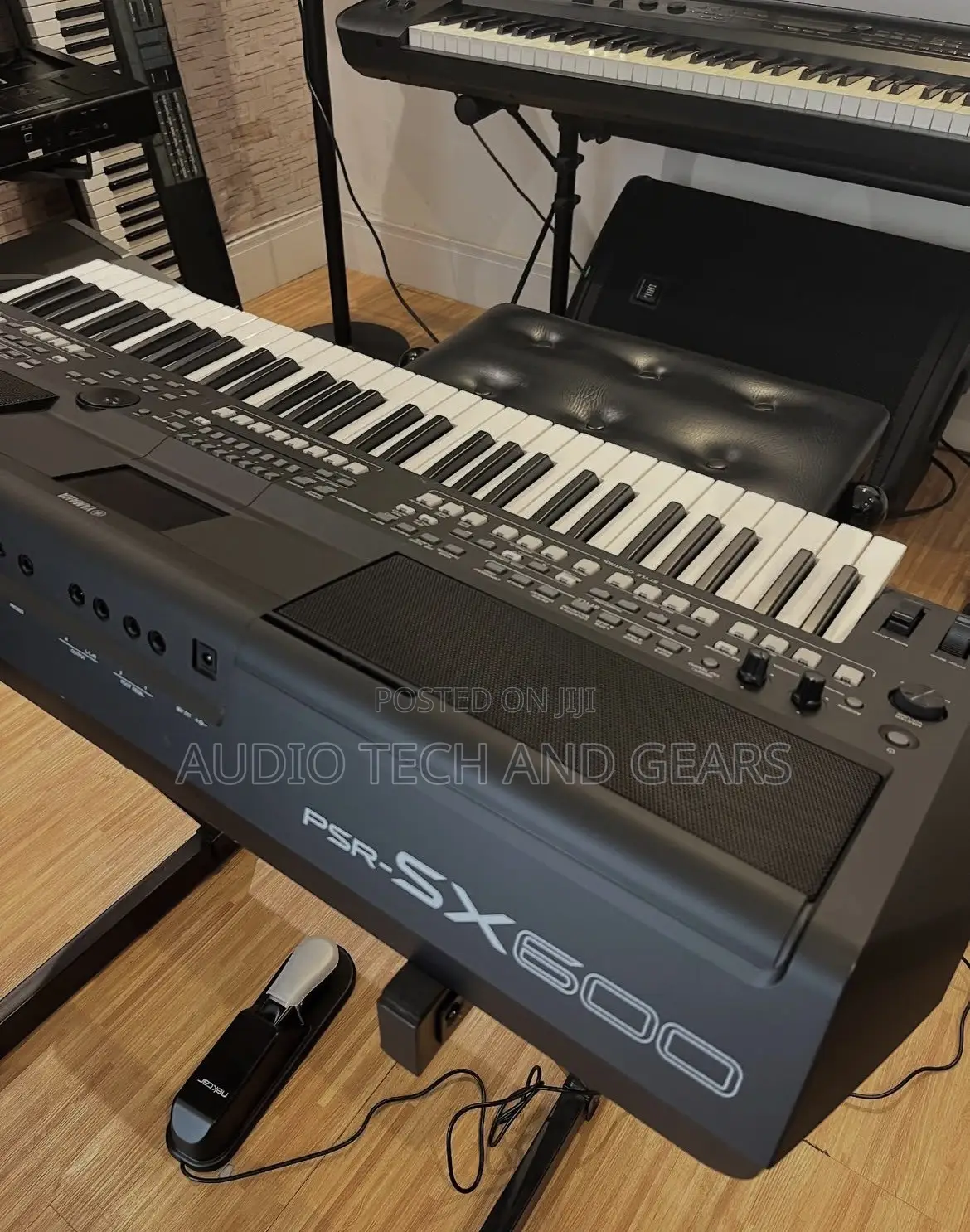 Yamaha PSR SX-600 Arranger Workstation Keyboard With Bag