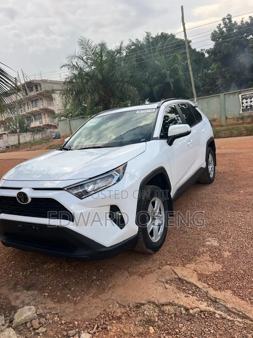 Toyota RAV4 XLE Premium 2021 White