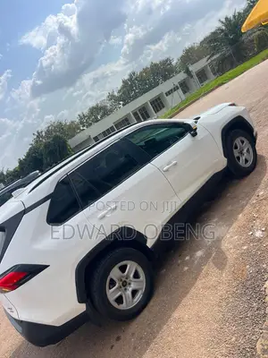 Toyota RAV4 XLE Premium 2021 White
