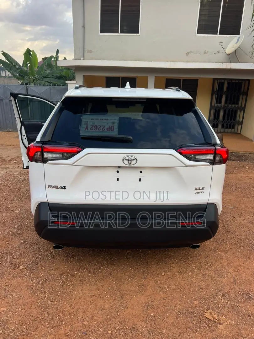 Toyota RAV4 XLE Premium 2021 White