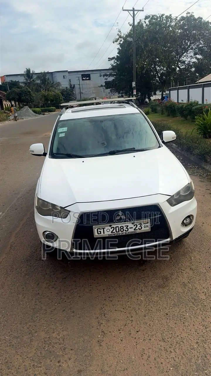 Mitsubishi Outlander 2013 White