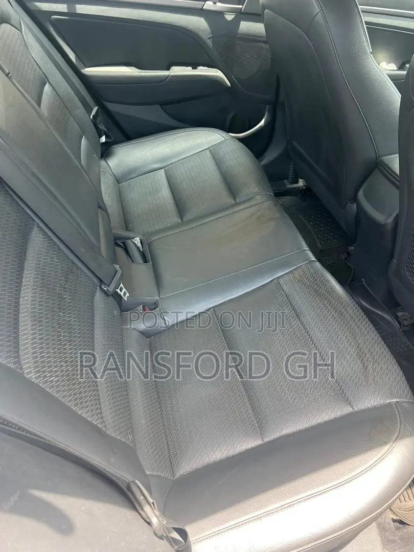 Hyundai Elantra Limited Sedan FWD (2.0L 4cyl 6A) 2017 Silver