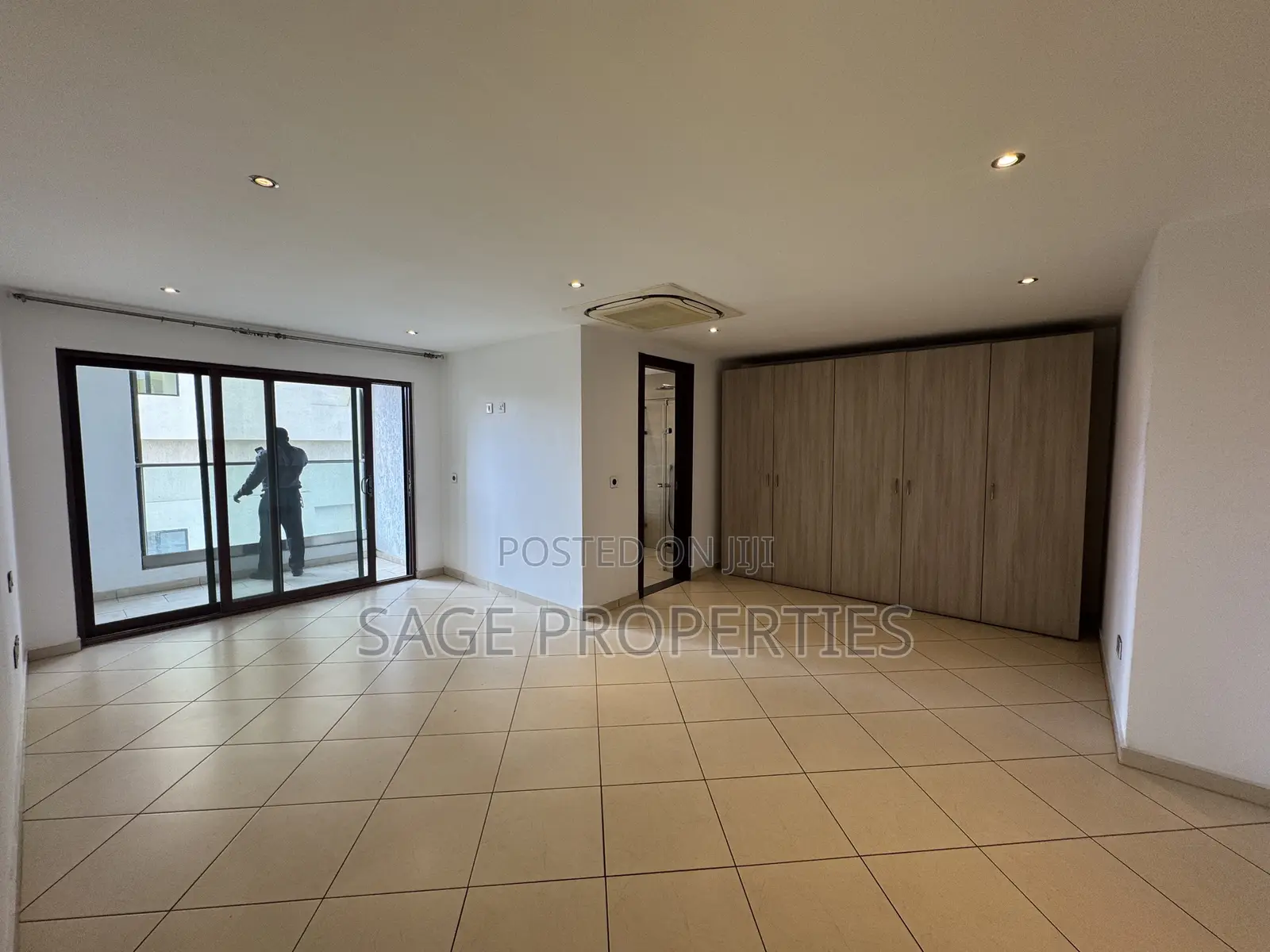 4bdrm Duplex in Airport Residential Area for rent