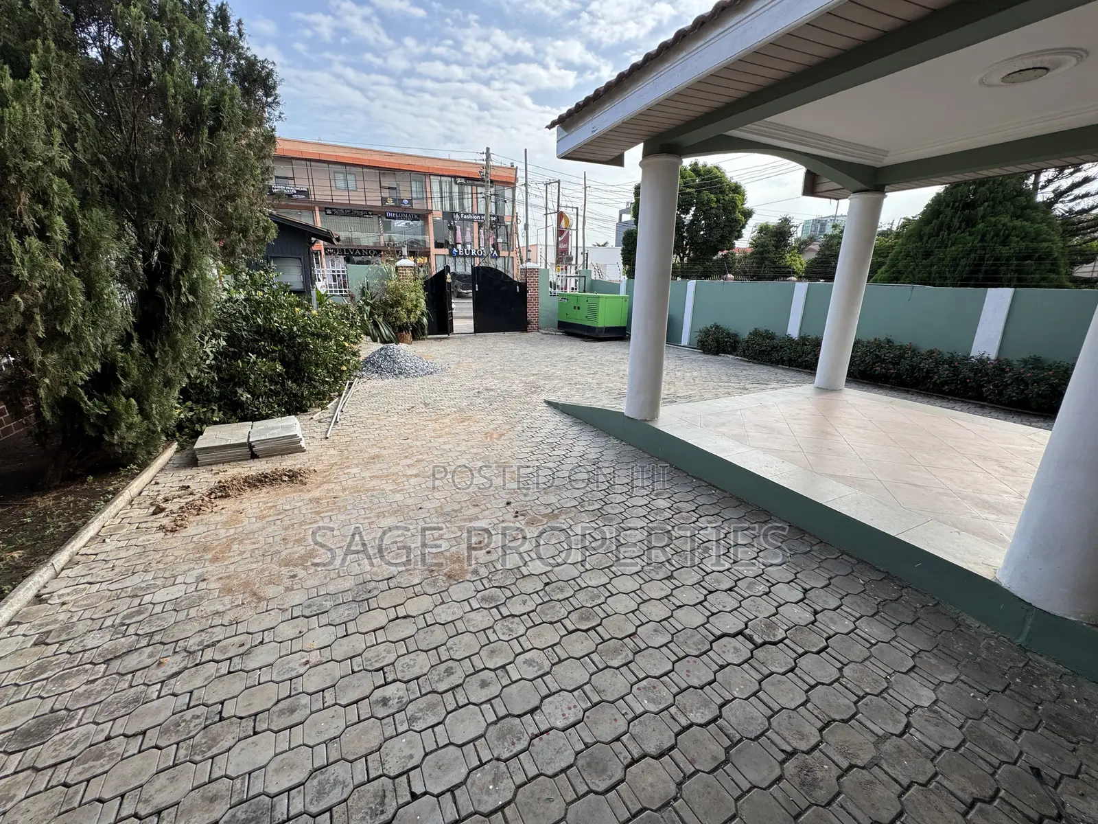 5bdrm Duplex in Boundary Road Area for rent