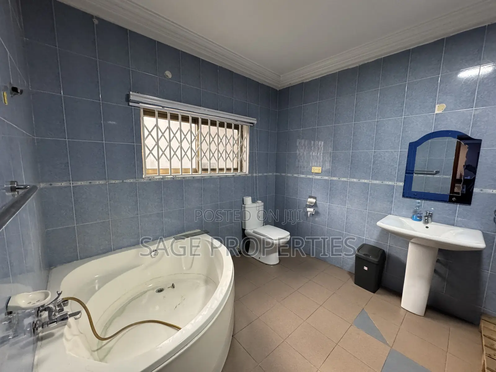 5bdrm Duplex in Boundary Road Area for rent