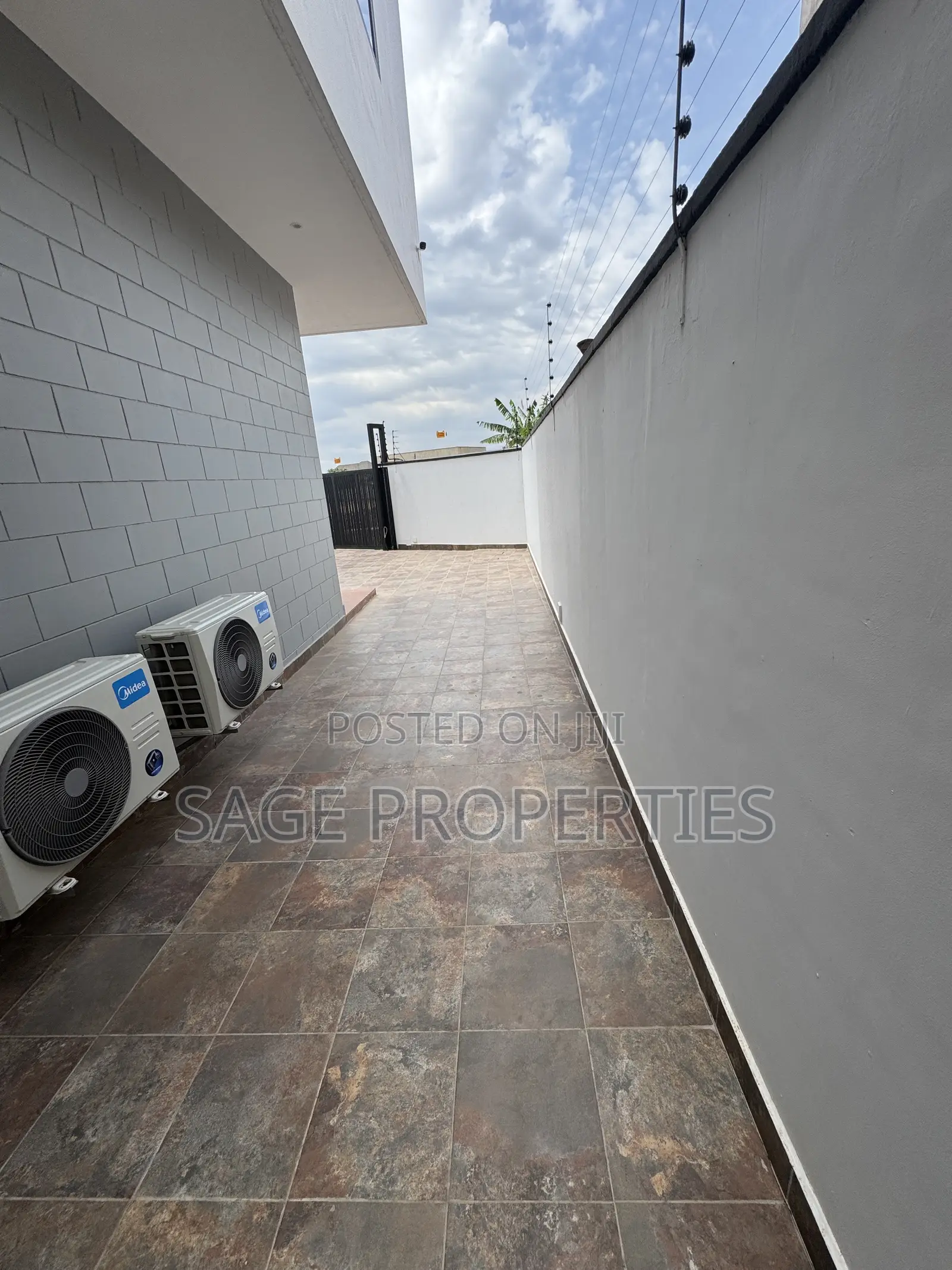 3bdrm Duplex in Manet Junction for sale
