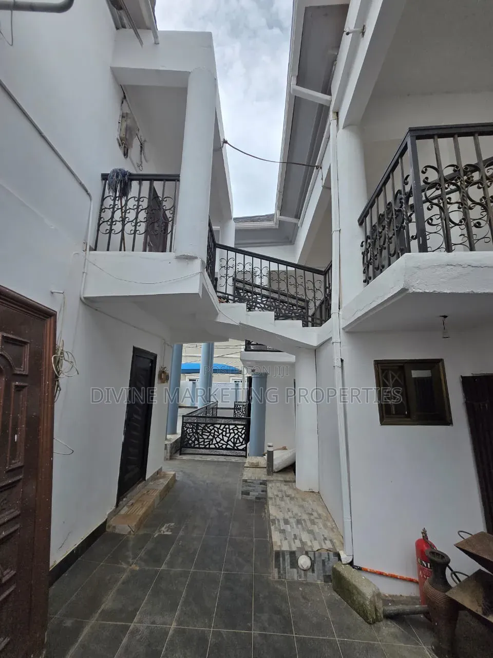 10bdrm House in Before Exhibition for sale