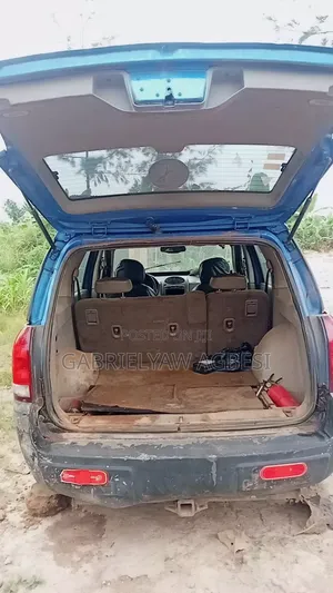 Saturn Vue 4 2004 Blue