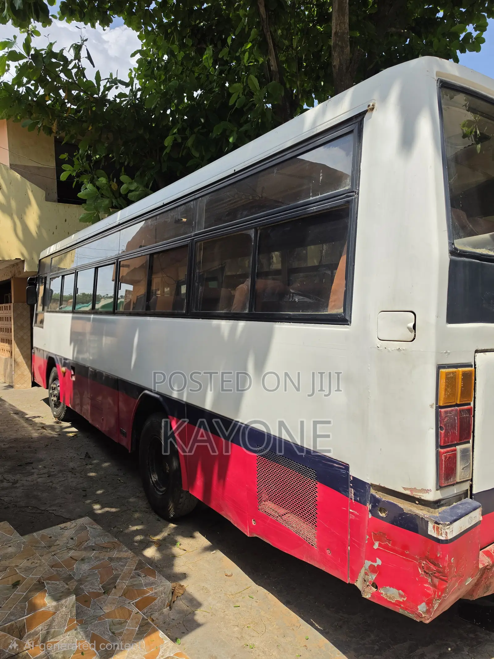 Bus 2011 White