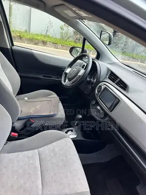 Toyota Vitz 1.0 FWD 3dr 2013 Silver
