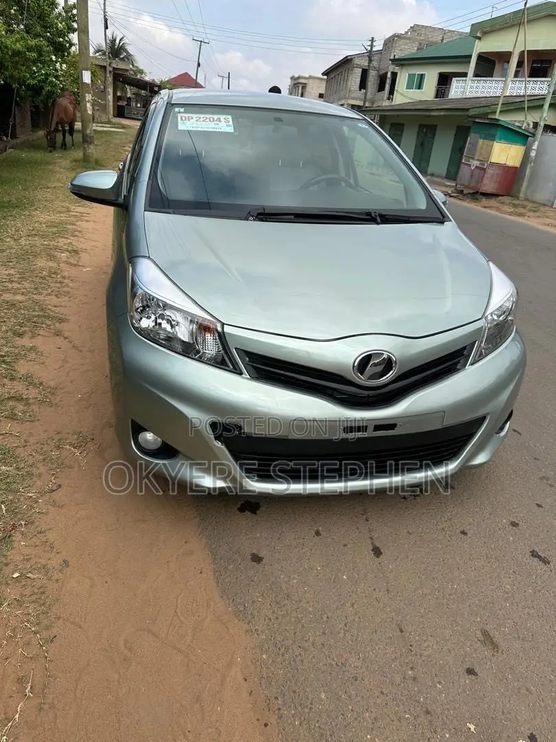 Toyota Vitz 1.0 FWD 3dr 2013 Silver