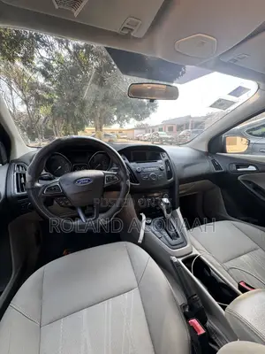 Ford Focus SE Sedan FWD (1.0L 3cyl 5M) 2016 Beige