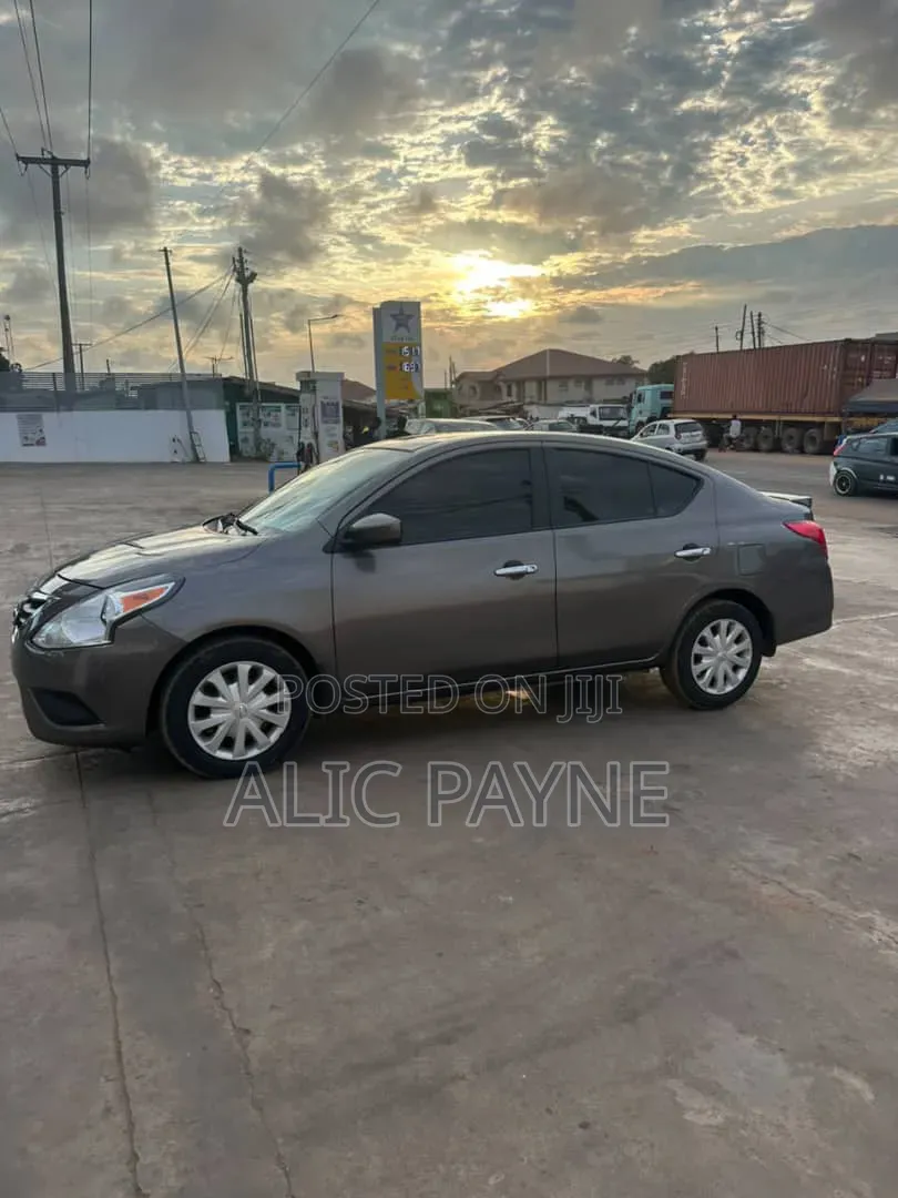 Nissan Versa 1.6 SV 2017 Gray