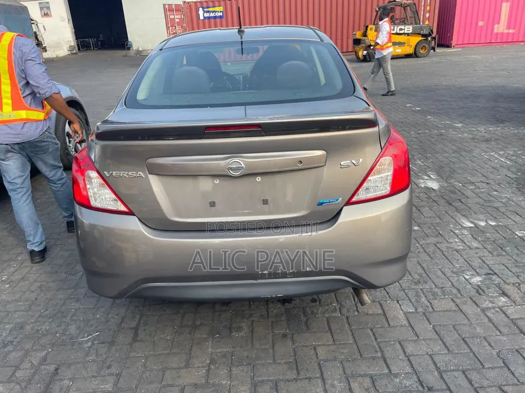 Nissan Versa 1.6 SV 2017 Gray