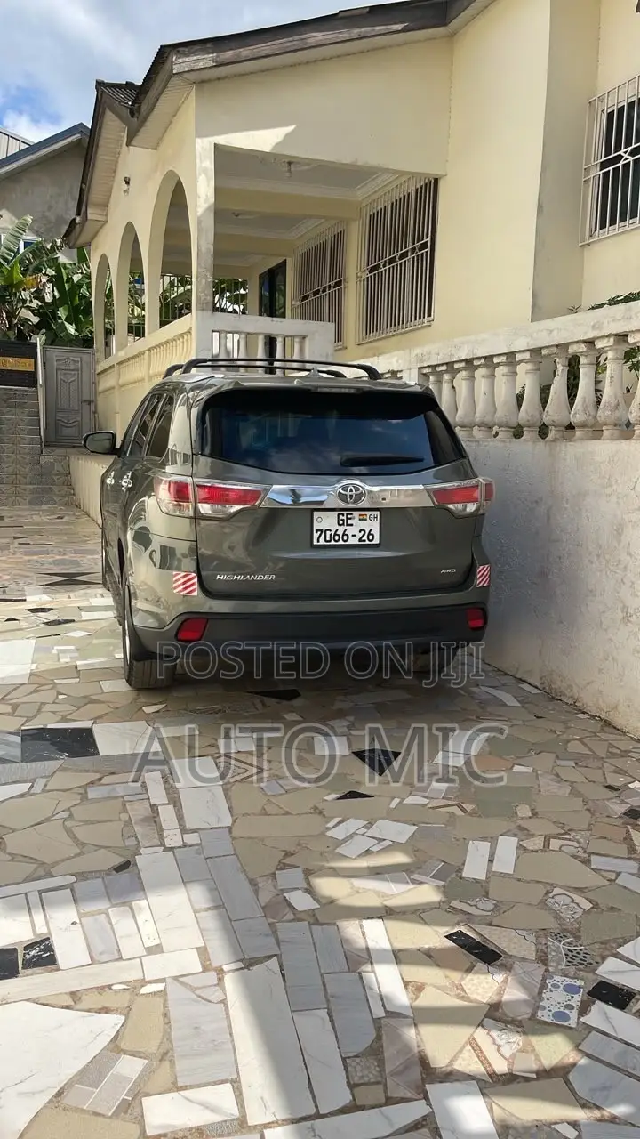 Toyota Highlander SE 4x4 V6 (3.5L 6cyl 8A) 2017 Gray