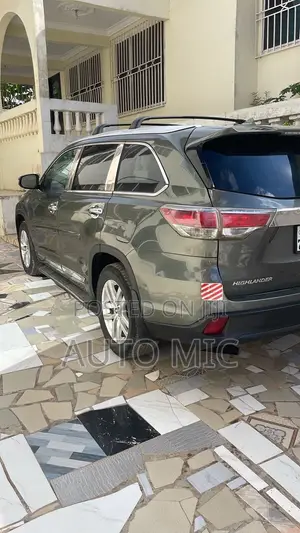 Toyota Highlander SE 4x4 V6 (3.5L 6cyl 8A) 2017 Gray