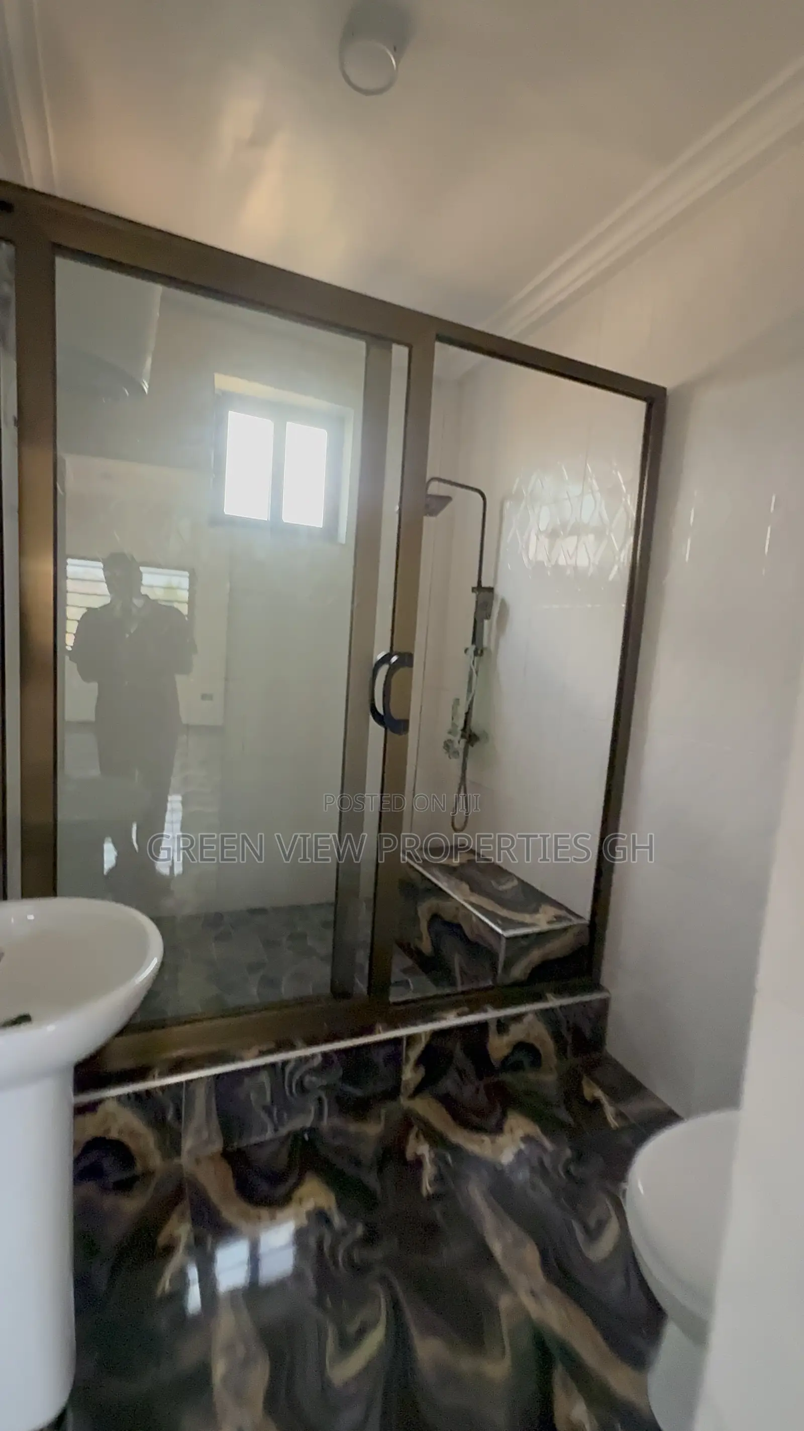 4bdrm Apartment in West Hills Mall Area for rent