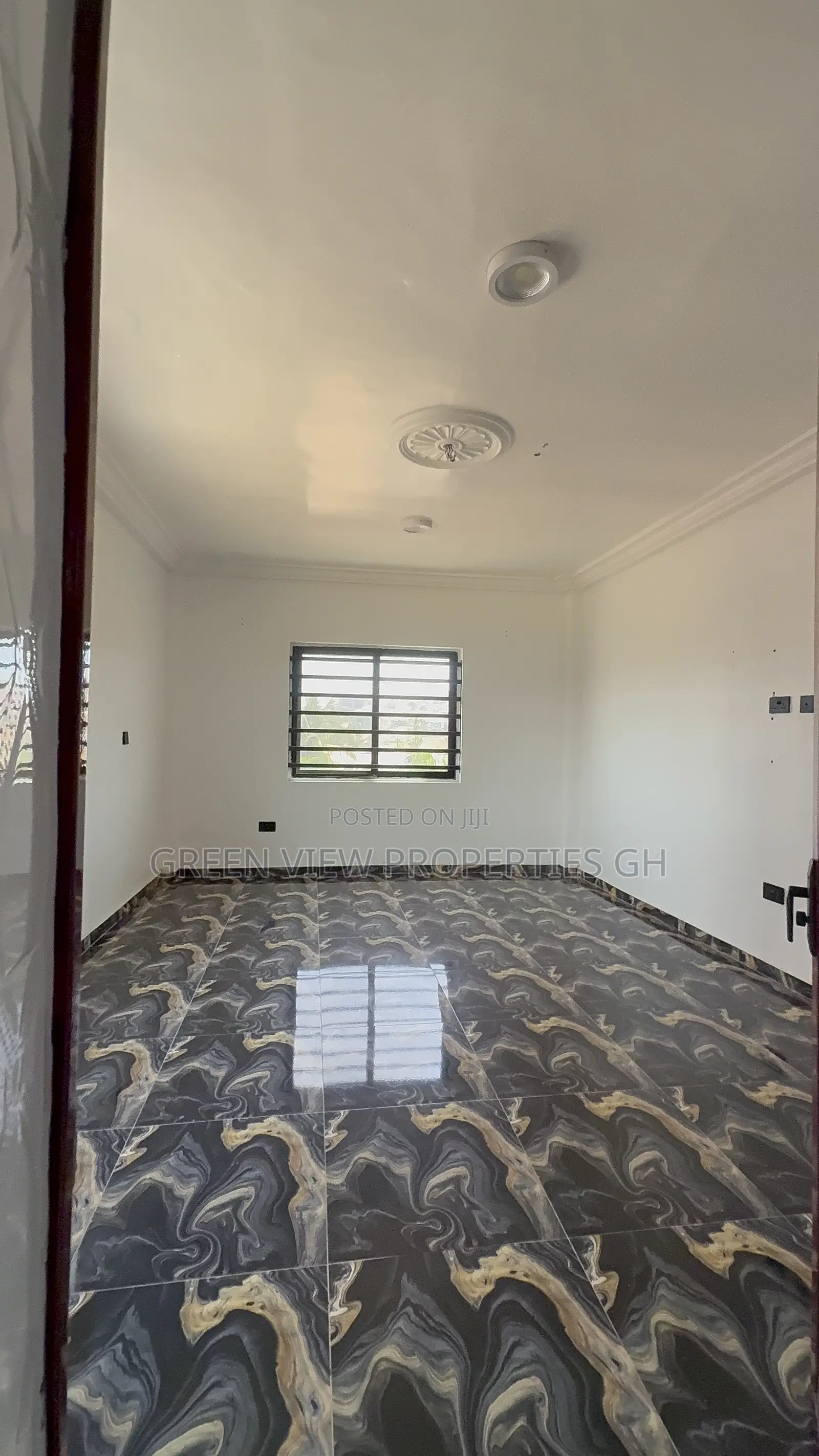 4bdrm Apartment in West Hills Mall Area for rent