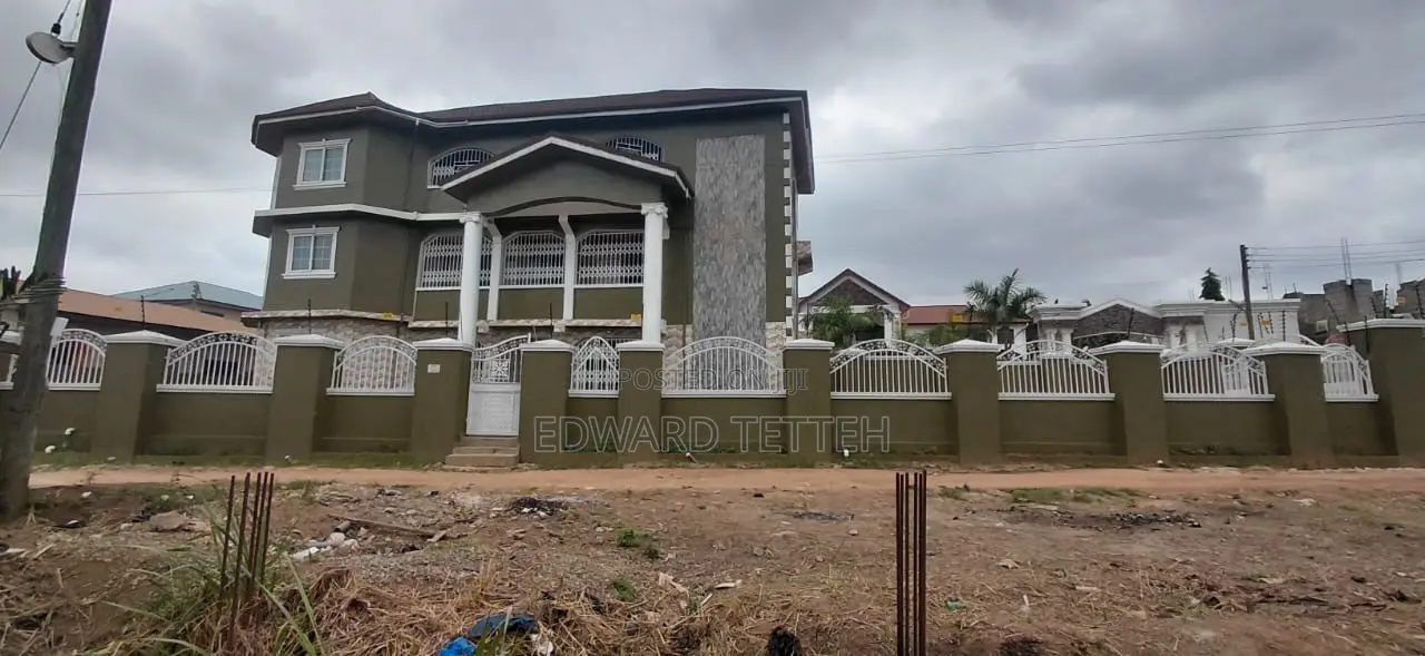 10bdrm House in Eddy Properties, Kumasi Metropolitan for sale
