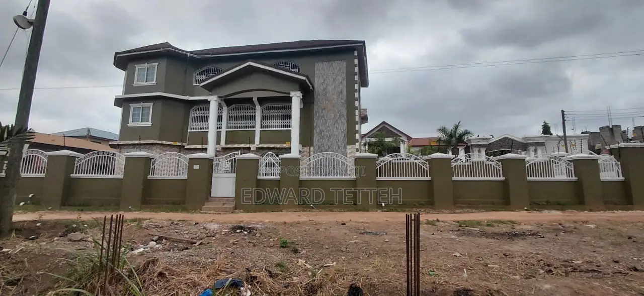 10bdrm House in Eddy Properties, Kumasi Metropolitan for sale