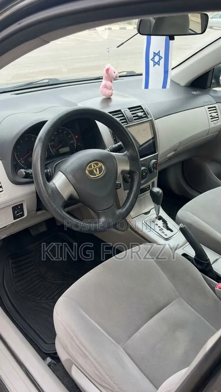 Toyota Corolla LE 4dr Sedan (1.8L 4cyl 4A) 2011 Gray